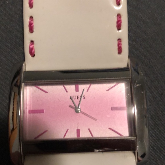 SALE!!! GUESS PINK & WHITE LEATHER WATCH ๐ฅ๐ฅ๐ฅ - Picture 7 of 10
